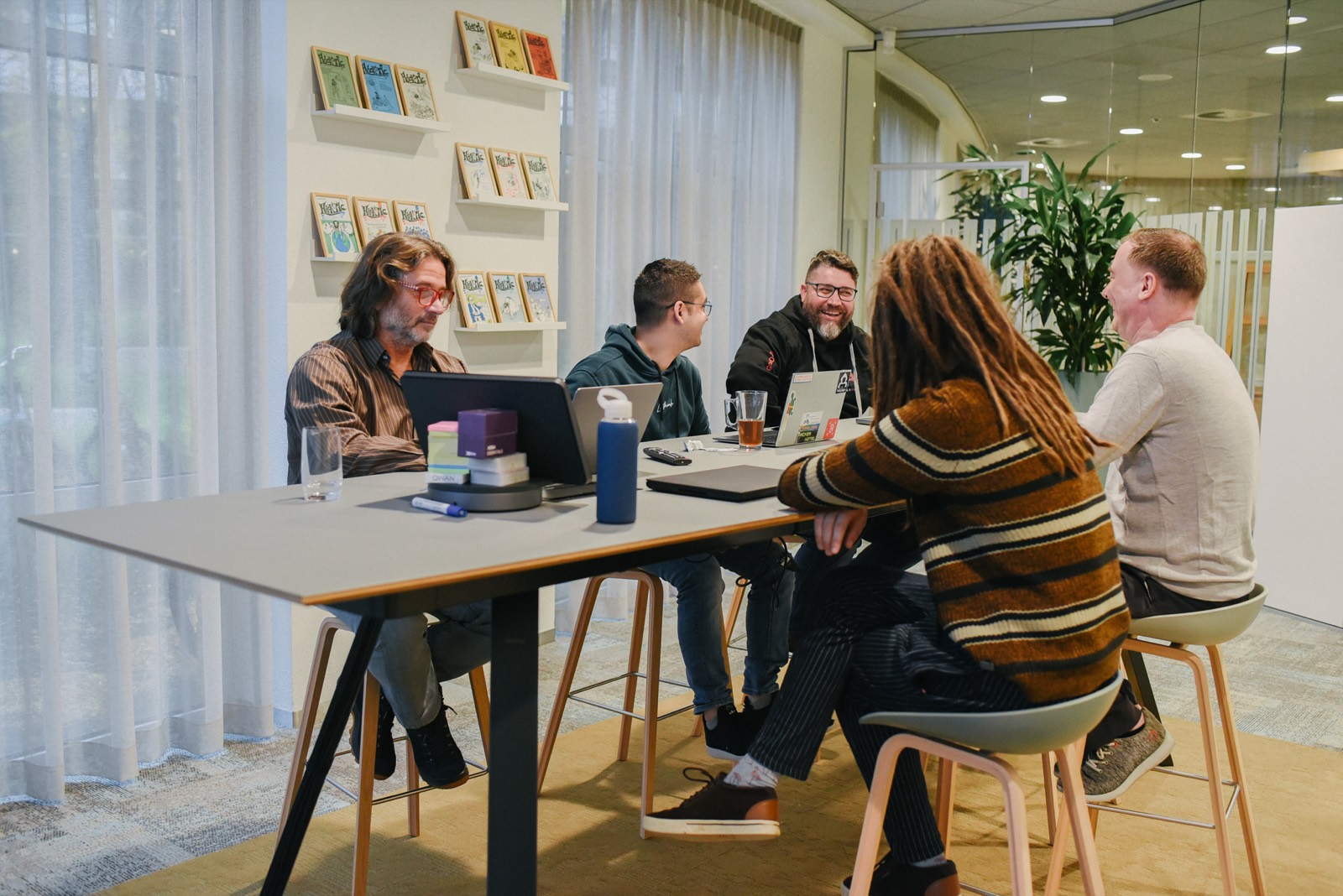 L’équipe Guardian360 travaillant ensemble au bureau de Rotterdam